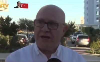 Le promoteur immobilier israélien Shimon Aykut s'adresse au média chypriote turc Kibris Postasi en décembre 2023. (Capture d'écran)